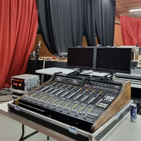 Console GrandPA Lighting en flight-case installée en régie